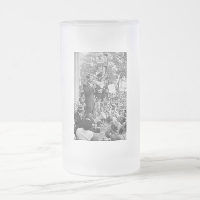 Chope Givrée Le sénateur Robert Kennedy en campagne pour le pré (Centre)