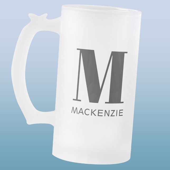 Chope Givrée Nom du monogramme simple personnalisé (Simple modern monogram initial and name personalized frosted glass beer mug)