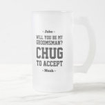 Chope Givrée Proposition de Groomsman Chug pour accepter Funny<br><div class="desc">Commencez la célébration mariage avec style avec une drôle de proposition de toiletteur personnalisé de la tasse de bière en verre dépoli. Design propose des noms de typographie moderne et design, et une demande personnalisable avec la mention "Serez-vous mon groomsman? Acceptez". Tout le texte est simple à customiser ou à...</div>