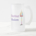 Chope Givrée Shabbat Shalom Menorah givrée muqueuse<br><div class="desc">Deux menorahs très colorés et amusants,  l'un portant un Shin et l'autre "Shalom Shabbat" en anglais et en hébreu - et une étoile tout aussi colorée de David ornent cette tasse gelée juste à temps pour Shabbat. Bon appétit ! ~ karyn</div>