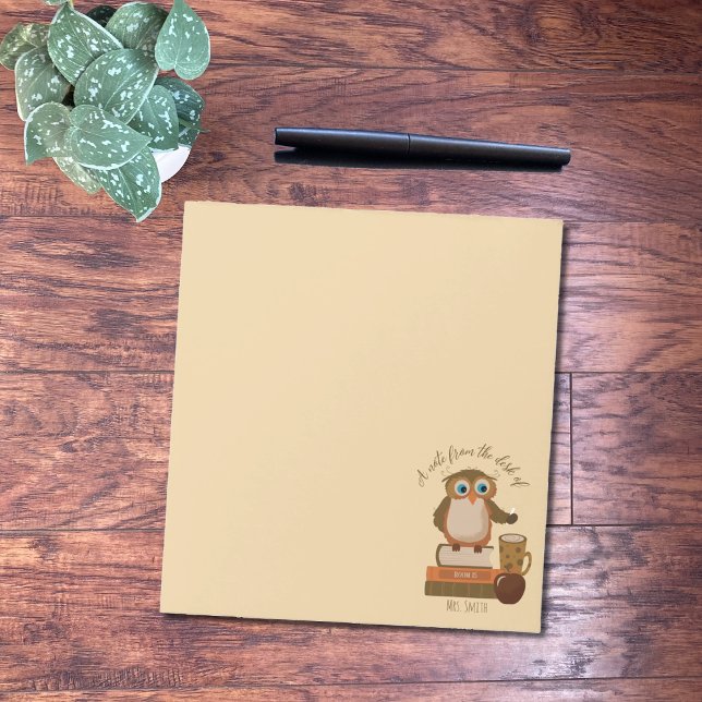Chouette Brown sur livres Bloc-notes de l'enseigna (Personalized owl teacher notepad on a desk )