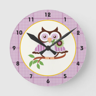 Chouette de printemps avec horloge murale en plaid