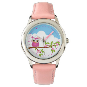 Chouette fille sur une montre de branche