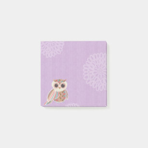 Chouette mûre sur les notes post-it violettes
