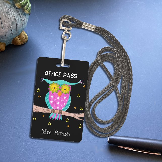 Chouette sur un badge de laissez-passer étudiant d (Créateur téléchargé)