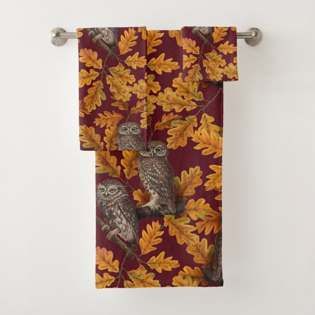 Chouettes d'automne sur rouge foncé (En situation)