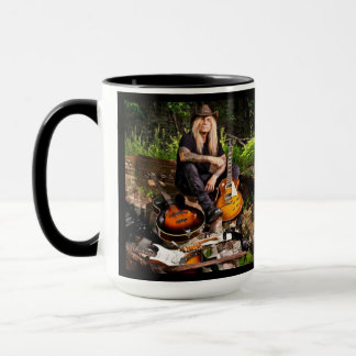 Chris Caffery assis avec la Mug de Guitares