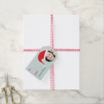 Christmas Crew Santa Hat Photo Holiday Étiquette c<br><div class="desc">Marquez vos cadeaux avec un tag cadeau léger et amusant qui vous met dans un chapeau de Père Noël. Pour que vos photos correspondent à l'espace nécessaire pour redimensionner ou rogner votre image à l'aide de l'outil "Modifier".</div>
