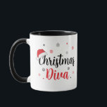 Christmas Diva Santa Hat Modern Script Mug<br><div class="desc">Mug de Noël moderne pour tout Diva sassy. La citation "Christmas Diva" est dans une belle typographie de script moderne rouge et noir avec un casquette Père Noël accroché sur le "Ch" de Noël. Magnifiquement entouré de charmants flocons de neige.</div>