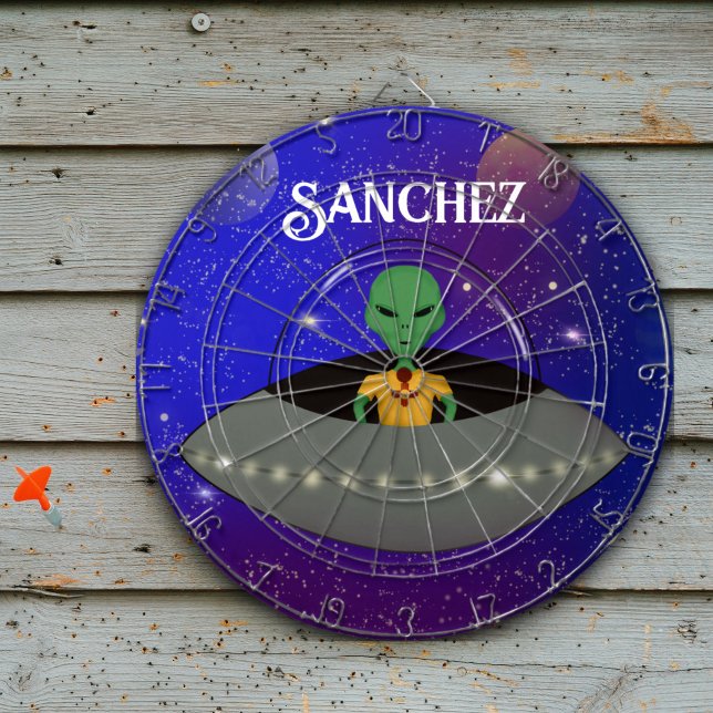 Cible De Fléchettes Alien dans un vaisseau spatial portant un t-shirt  (Créateur téléchargé)