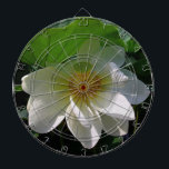 Cible de flechettes avec délicate fleur de Lotus b<br><div class="desc">Belle Table noire avec délicate Fleur de Lotus blanche (Nelumbo Nucifera) cachée sous une feuille. Ce produit est personnalisable.</div>