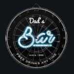 Cible De Fléchettes Bar Papa's Any Name Blue Neon Effet Drôle Slogan<br><div class="desc">Papa ou toute barre de nom avec un script d'effet néon bleu sur un arrière - plan noir. Il suffit d'utiliser l'option "personnaliser ce modèle" pour modifier le texte. Boire gratuitement toute typographie de temps avec n'importe quelle date.</div>