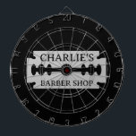 Cible De Fléchettes Barbier tableau de bord avec conception lame rasoi<br><div class="desc">Barber shop dartboard avec design lame rasoir. Décor sur mesure pour salon de coiffure pour hommes. Un cadeau élégant pour le propriétaire du salon de coiffure. Faites votre propre salon de coiffure branché pour patron, collègue, employés, etc. Idées cadeaux styliste cheveux uniques. Personnalisé avec votre propre nom d'entreprise ou slogan...</div>