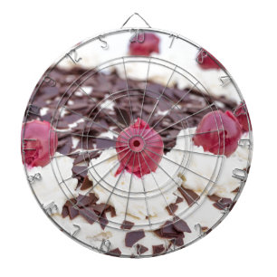 Cible De Fléchettes Black Forest cake en détail with white background