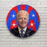 Cible De Fléchettes Caricature Joe Biden<br><div class="desc">Caricature de Joe Biden sur un abstrait rouge blanc et bleu étoiles et rayures arrière - plan. Le point rouge au centre du tableau de fléchettes coïncide avec le nez du dessin animé.</div>