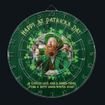 Cible De Fléchettes Compagnie de la bière et du trèfle<br><div class="desc">Clover & Beer Companionship Dartboard : Cette oeuvre "Clover and Beer Companionship" représente un Irlandais joyeux et barbu rouge portant un casquette de style leprechaun tout en dégustant un verre de bière verte le jour de la Saint Patrick. L'image montre l'esprit festif et la camaraderie de cette fête populaire irlandaise....</div>