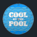 Cible De Fléchettes Cool près de la piscine drôle de vibes d'été perso<br><div class="desc">Cool au bord de la piscine amusante ambiance estivale Cible de flechettes personnalisée. Motif à vague bleue avec texte en gras. Ajoutez votre propre nom personnalisé,  équipe de water polo,  devis etc. Amusants Anniversaire idée cadeau pour les enfants,  nageur,  entraîneur etc.</div>