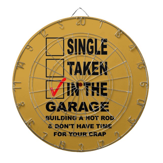 CIBLE DE FLÉCHETTES DANS LE GARAGE BÂTIMENT D'UNE CHAÎNE CHAUDE (Devant)