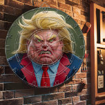 Cible De Fléchettes Donald Trump Face À Un Dessin En Colère<br><div class="desc">Un tableau de bord circulaire représentant une caricature d'un homme aux cheveux blonds et une expression en colère. Le visage des hommes remplit toute la planche, et ses yeux sont larges avec des élèves verts. Il porte un costume et une cravate, et sa bouche est ouverte dans un cri. Photo...</div>