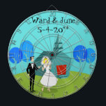 Cible de flechettes en couple Mariage rétro person<br><div class="desc">Cette Cible de flechettes en couple de Mariage Retro personnalisable vous permettra d'entendre des cloches de mariage. Le jour de leur mariage, le style des années 1960, minimaliste, est orné d'une mariée et d'un marié. Le couple heureux a l'air assez bon pour être debout sur un gâteau mariage. Mais ce...</div>
