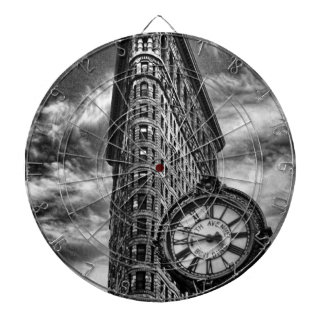 Cible De Fléchettes Flatiron Building et horloge en noir et blanc