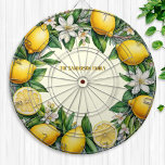 Cible De Fléchettes Fleurs de citron et agrumes frais Feuille Jaune<br><div class="desc">Apportez le charme des agrumes frais à votre salle de jeux avec ce tableau de fléchettes personnalisé. Doté d'une couronne vibrante de fruits au citron,  de fleurs et de feuilles,  et de votre nom personnalisé,  le tableau de bord fait un ajout élégant au mur.</div>