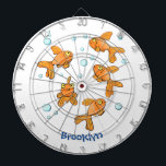 Cible De Fléchettes Illustration de caricature de poisson rouge orange<br><div class="desc">Ce design amusant présente des caractéristiques de poisson rouge orange vif. Le tout dans un joyeux style de dessin animé !</div>