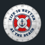 Cible De Fléchettes La vie est meilleure à la bouée d'ancre nautique d<br><div class="desc">La vie est meilleure à la Cible de flechettes de bouée d'ancre nautique de la plage. décoration murale cool pour maison de plage, maison de fête, bureau, dortoir, mariage, jardin, bar, café, mancave etc. arrière - plan vintage en bois blanc avec couleur bleu marine et anneau de sauvetage rouge. Idée...</div>