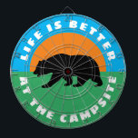 Cible De Fléchettes La vie est meilleure à la planche à fléchettes d'o<br><div class="desc">La vie est meilleure au camping à la fléchette d'ours. Citation amusante pour les amateurs de camping. Jeux personnalisés.</div>