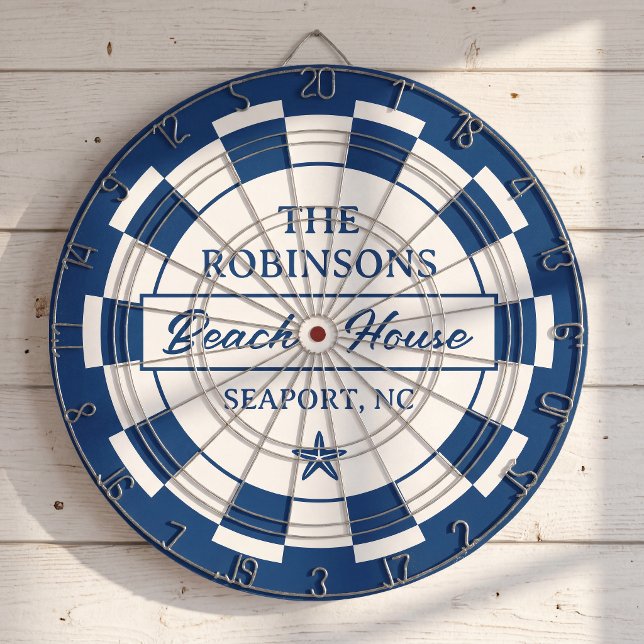 Cible De Fléchettes Maison de plage familiale bleue côtière (Personalize dartboard with your family name and your house place before checkout.)