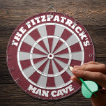 Cible De Fléchettes Man Cave personnalisée<br><div class="desc">Ajoutez votre nom de famille pour créer un tableau de fléchettes personnalisé,  un grand cadeau pour papa,  pour la grotte de votre homme,  ou un cadeau de ménage.</div>