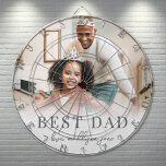 Cible De Fléchettes Meilleur père photo<br><div class="desc">Cette carte de fléchettes personnalisée fait un cadeau amusant et significatif, avec le design présenté directement sur le devant. "Best Dad" est imprimé au centre dans une police serif gris classique, avec espace ci-dessous pour un message personnalisé court ou des noms dans une police manuscrite. Un arrière - plan de...</div>