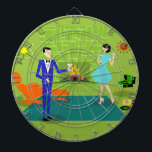 Cible de flechettes moderne en couple du milieu du<br><div class="desc">Cette Cible de flechettes moderne en couple du milieu du siècle ressemble à une scène d'une comédie romantique. Le style années 60, minimaliste design d'art, dispose d'un beau couple de dessins animés qui profitent d'une soirée romantique à la maison. La chambre sophistiquée dispose d'un mur en pierre verte et d'un...</div>