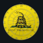 Cible De Fléchettes Ne pas foutre sur moi Gadsden drapeau américain<br><div class="desc">Don't Tread on Me Gadsden American Flag : Un drapeau américain historique avec un arrière - plan jaune et un serpent à sonnette enroulé avec les mots "Dont Tread on Me" (oui, l'original n'avait pas d'apostrophe) écrit en bas. Le drapeau porte le nom du général américain Christopher Gadsden, que nous...</div>