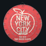Cible De Fléchettes New York City Big Apple Modern Red Fun<br><div class="desc">C'est un design amusant et moderne de la ligne d'horizon de la ville de NEW YORK avec le symbole de la Grosse Pomme. Cette conception est complétée par le texte LA VILLE QUI NE DORT JAMAIS sur un arrière - plan rouge. Bon appétit !</div>
