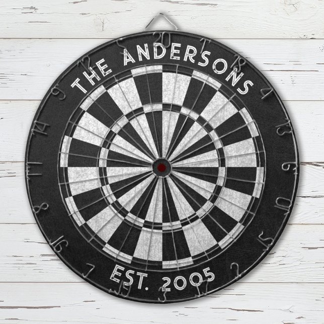Cible De Fléchettes Nom de famille personnalisé Tableau noir blanc rus (Modern black & white dartboard. personalize it with your details. Great for family game room.)