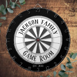 Cible De Fléchettes Nom de famille Salle de jeu Blanc<br><div class="desc">Arrière - plan coloré avec nom personnalisé et salle de jeu au centre du plateau. Autres couleurs disponibles dans la boutique.</div>