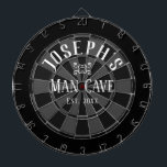 Cible De Fléchettes Nom personnalisé de la grotte Man<br><div class="desc">Arrière - plan coloré avec nom personnalisé et grotte homme au centre du tableau. Autres couleurs disponibles dans la boutique.</div>