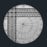 Cible De Fléchettes Symbole Keffiyeh de la Palestine Motif de résistan<br><div class="desc">Si l'on remonte aux années 1960 et à l'émergence du mouvement de résistance palestinienne, l'homme politique palestinien de premier plan, Yasser Arafat, a renforcé ce sens derrière le keffiyeh. Le keffiyeh est devenu la marque de commerce personnelle d’Arafat en le drapant sur son épaule droite pour ressembler à la carte...</div>
