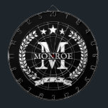 Cible De Fléchettes Tableau de bord personnalisé avec monogramme vinta<br><div class="desc">Tableau de bord personnalisé avec monogramme vintage en crête. Ajoutez votre nom de famille, nom de famille, prénom, devis etc. Design de couronne de laurier défoncé avec étoiles et typographie élégante. Jeu de fléchettes personnalisées cadeau pour les meilleurs amis, la famille, les nouveaux mariés, couple mariage, collègue, patron, employé, oncle,...</div>