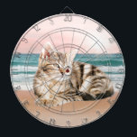 Cible De Fléchettes Un chat à rayures plus mignon assis sur la plage a<br><div class="desc">Chat rayé assis sur la plage avec coucher de soleil. Un cadeau parfait pour les amoureux de les chats.</div>