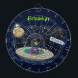 Cible De Fléchettes Un joli poisson heureux dans l'espace dessin animé<br><div class="desc">Vous êtes-vous déjà demandé ce qu'étaient vraiment les OVNI ? Ce mignon poisson voyage dans l'espace dans son propre vaisseau spatial pour un voyage de retour sur terre pour un anniversaire hors de ce monde ! Beaucoup de plaisir pour l'explorateur d'espace!</div>