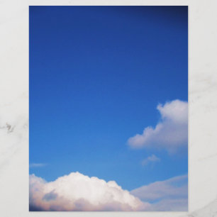Ciel bleu clair et nuages blancs