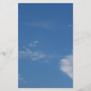 ciel bleu foncé nuages blancs