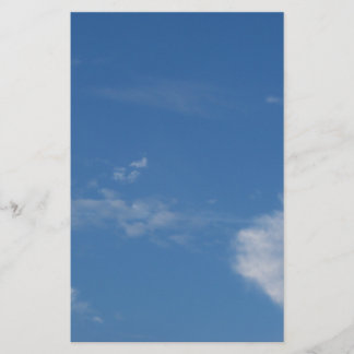 ciel bleu foncé nuages blancs