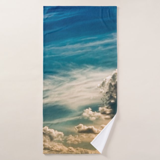 Ciel de peintre. Beau ciel dramatique avec nuages (Serviette de bain)