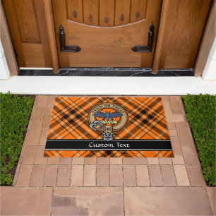 Cimier d'Halloween sur le tapis de porte Tartan