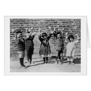 Cinq enfants asiatiques tenant des Barbells