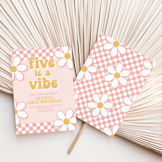 Cinq est une invitation rétro à daisies roses dans (Créateur téléchargé)