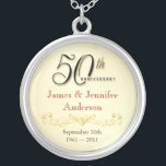 cinquantième Pendentif élégant de souvenir de<br><div class="desc">cinquantième Collier de pendentif de souvenir d'anniversaire -- Cinquantième pendentif d'or élégant d'anniversaire de mariage avec le manuscrit formel et la conception antique mise en rouleau -- Customisez les noms et la date pour votre célébration heureuse. Perfectionnez le cadeau pour votre épouse, mère, grand-mère pour commémorer 50 années d'or ensemble....</div>